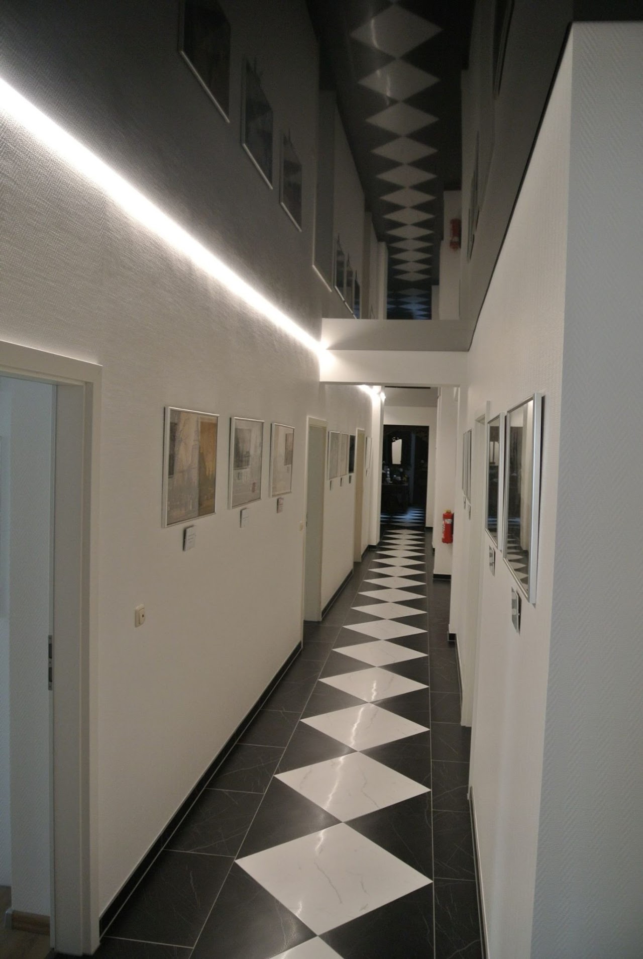 Flur-in-Verwaltungsgebäude-Spanndecke-Hochglanz