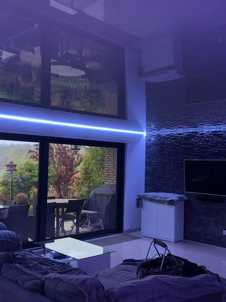 Spanndecke mit RGBW Lichtkanal im Wohnzimmer Hochglanz