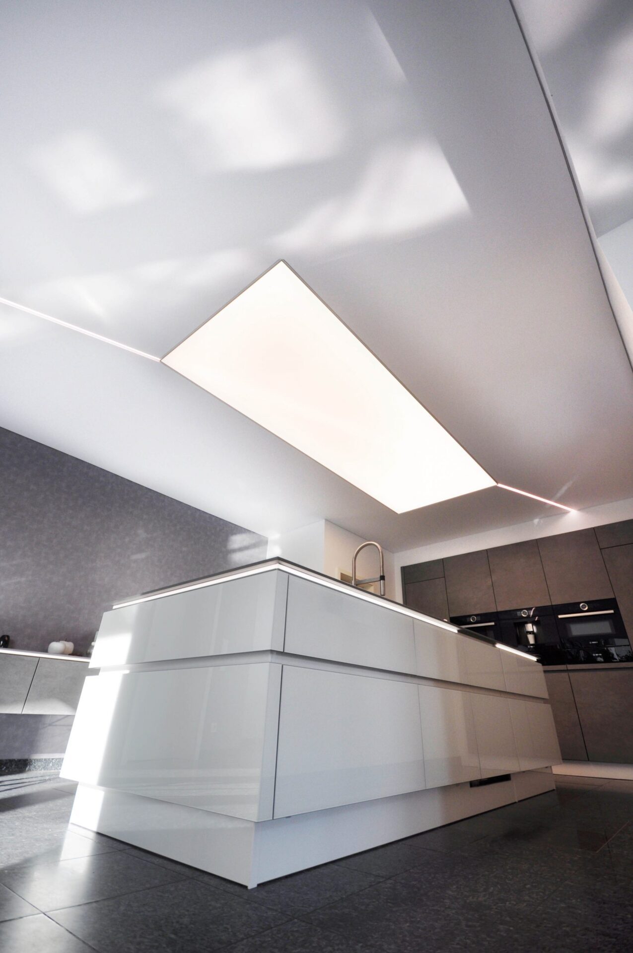 Hochglanz Spanndeck in der Küche mit Lichtmodule - Infabe